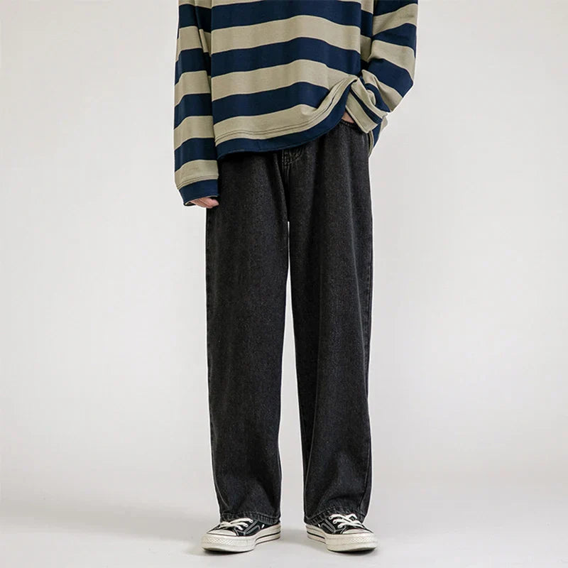 Weite Herrenjeans, Streetwear-Stil, Frühling 2024. Baggy, gerade geschnittene Denim-Hose, ideal für modische, lässige Outfits.