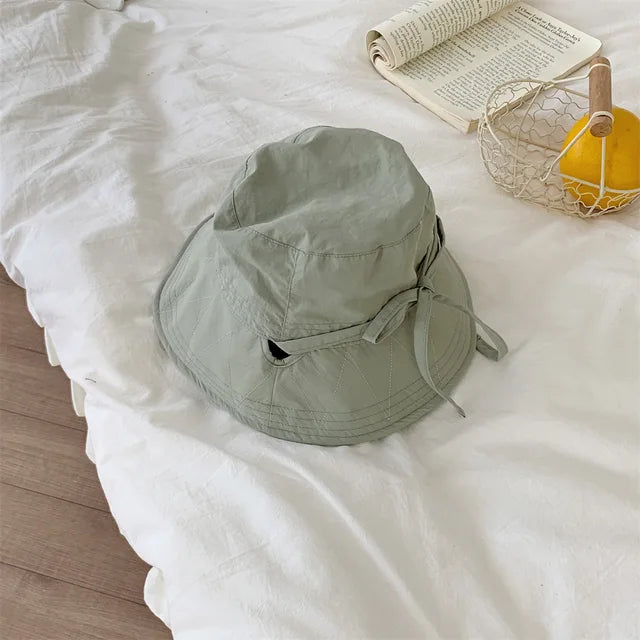 Damen Fischerhut mit Kordelzug, leicht und winddicht, idealer Sonnenschutz. Perfekt für Outdoor-Aktivitäten und modische Sommerlooks.