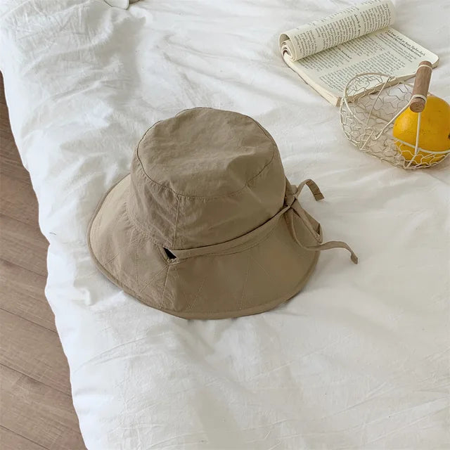 Beiger Fischerhut mit Kordelzug, ideal für Damen. Leicht, winddicht, perfekter Sonnenschutz. Trendiges Accessoire für Outdoor-Aktivitäten.