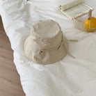 Beiger Fischerhut mit Schnürung, ideal für Damen. Leicht, winddicht, Sonnenschutz. Perfekt für Sommermode und Outdoor-Aktivitäten.