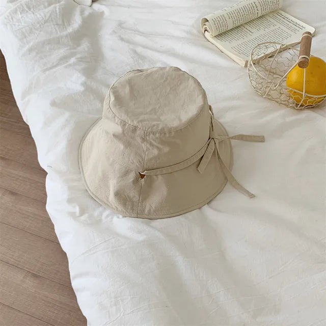 Beiger Fischerhut mit Schnürung, ideal für Damen. Leicht, winddicht, Sonnenschutz. Perfekt für Sommermode und Outdoor-Aktivitäten.