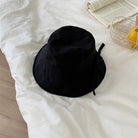 Schwarzer Fischerhut mit Kordelzug, ideal für Damen. Leicht, winddicht, perfekter Sonnenschutz. Trendiges Accessoire für Blogger und Modefans.