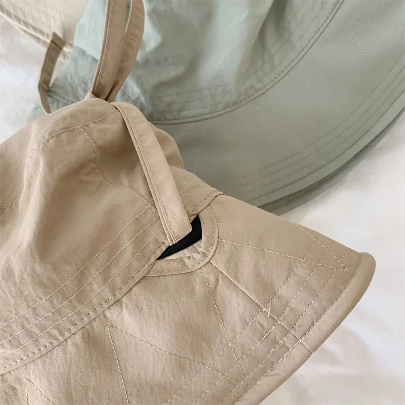 Beige und grüner Fischerhut mit Kordelzug, ideal für Damen. Leicht, winddicht, Sonnenschutz. Perfekt für Outdoor-Aktivitäten und Reisen.