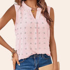 Ärmellose rosa Bluse mit V-Ausschnitt und Blumenmuster, ideal für Sommermode. Perfekt kombinierbar mit Jeans für einen lässigen Look.