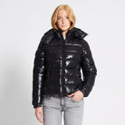 Schwarze, glänzende Pufferjacke für Damen, kurz geschnitten, mit Reißverschluss und Kapuze. Perfekt für Wintermode und Outdoor-Aktivitäten.