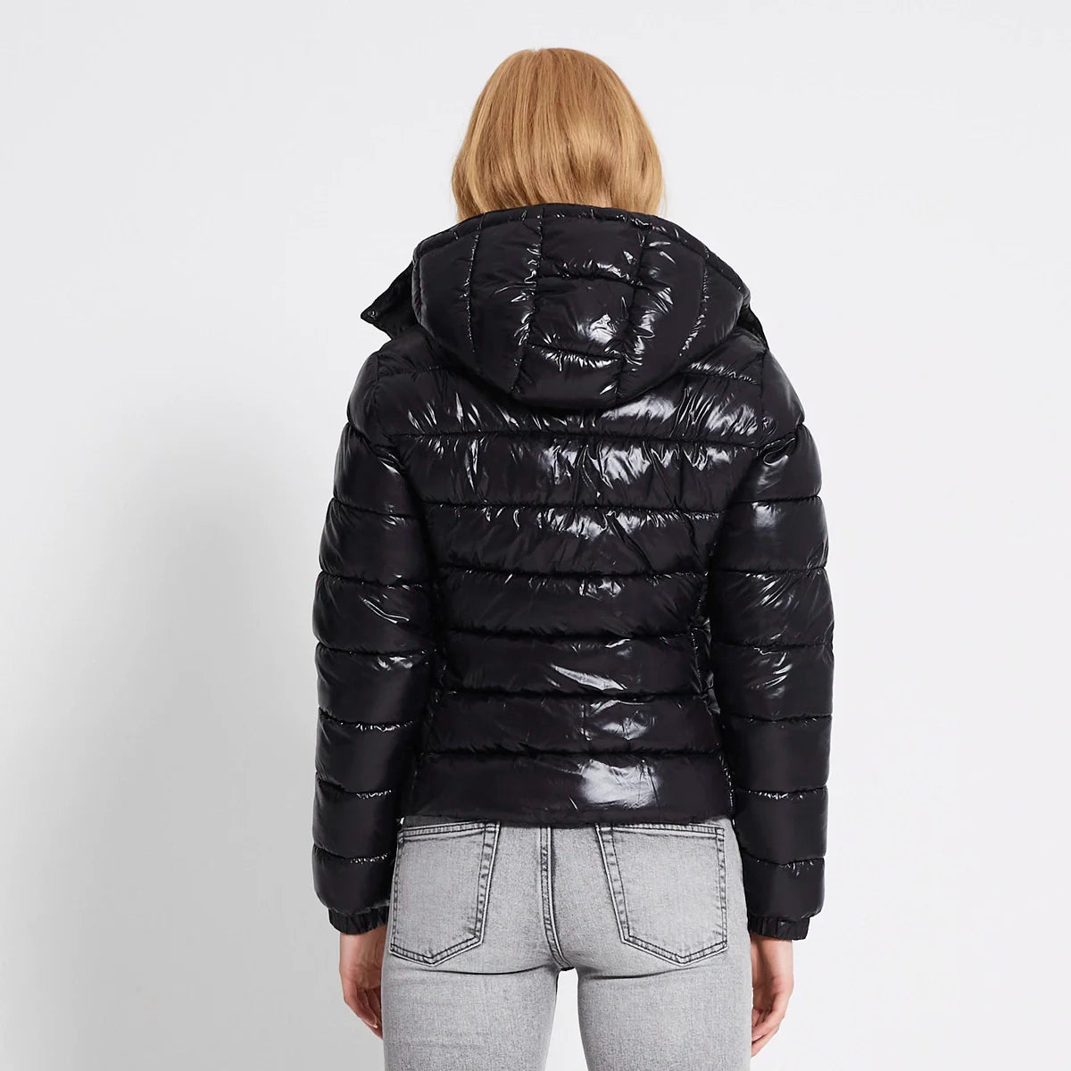 Schwarze, glänzende Pufferjacke mit Kapuze, ideal für kalte Tage. Modische Damenjacke, warm und stilvoll, perfekt für Wintermode.