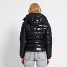 Schwarze, glänzende Pufferjacke mit Kapuze, ideal für kalte Tage. Modische Damenjacke, warm und stilvoll, perfekt für Wintermode.