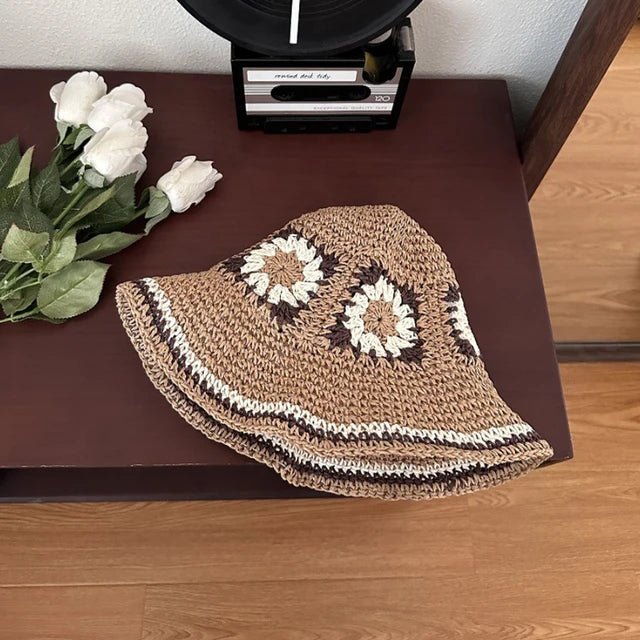 Handgewebter Damen-Strohhut mit breiter Krempe, idealer Sonnenschutz für den Sommer. Perfekt für Strand und Freizeit. Modischer Sonnenhut.