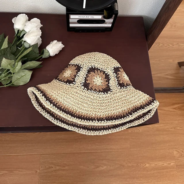 Handgewebter Strohhut mit breiter Krempe, ideal für Sommer und Strand. Bietet Sonnenschutz und stilvolles Design. Perfekt für Damenmode.