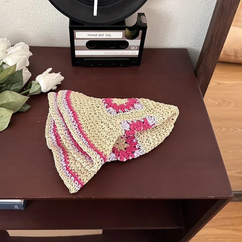 Handgewebter Strohhut mit breiter Krempe, ideal für Damen im Sommer. Bietet Sonnenschutz am Strand. Modisches Accessoire für den Urlaub.