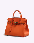 Orangefarbene Lederhandtasche mit goldener Schnalle, modisch, elegant, Damenaccessoire.
