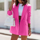 Damenmode: Eleganter, pinker Blazer, Slim Fit, ideal für Frühling und Herbst. Perfekt kombiniert mit weißem Top und modischer Handtasche.