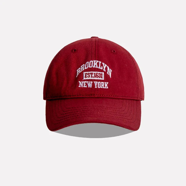 Rote Baseballkappe mit "Brooklyn" Stickerei, gebogener Schirm, Unisex, ideal für Frühling und Sommer, modisches Accessoire für Outdoor-Sport.