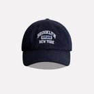 Schwarze Baseballkappe mit "Brooklyn New York" Stickerei, gebogenem Schirm, unisex Design. Perfekt für Outdoor-Sport und Freizeitmode.