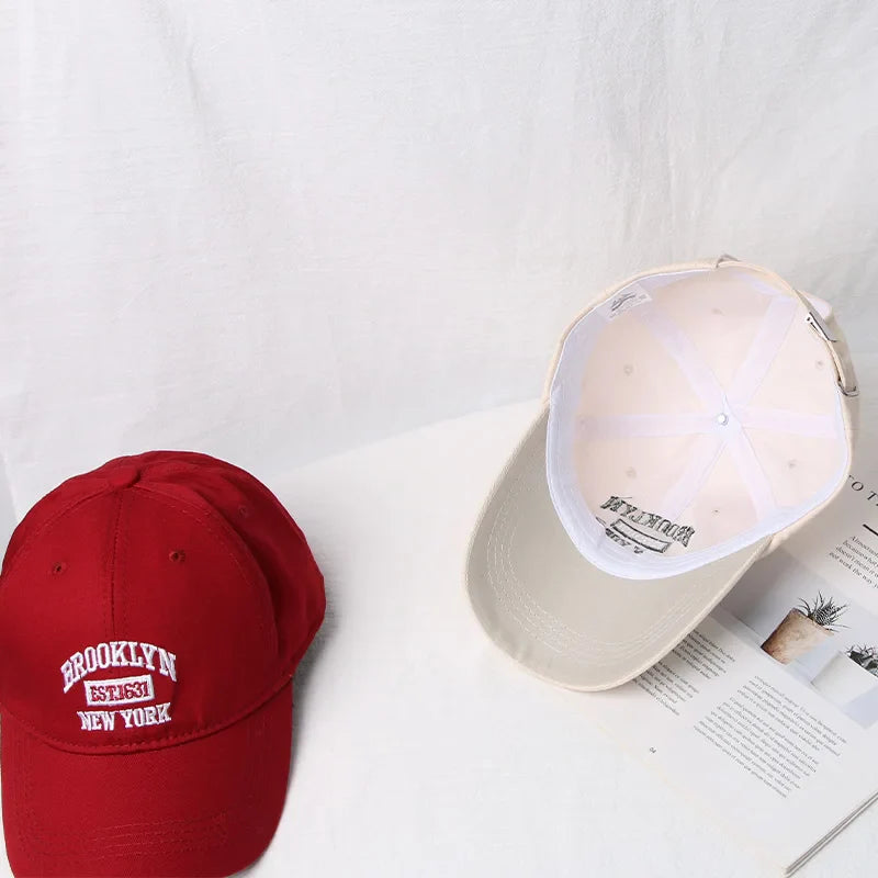 Rote Baseballkappe mit "Brooklyn New York" Stickerei, unisex, ideal für Frühling und Sommer. Perfekt für Outdoor-Sport und Freizeit.