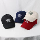 Unisex Baseball-Cap mit gebogenem Schirm, bestickt mit "Brooklyn EST. 1961 New York". Erhältlich in Schwarz, Blau, Beige und Rot. Ideal für Outdoor-Sport.