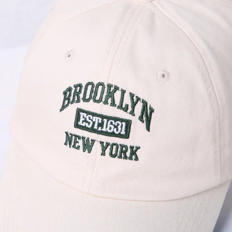 Beige Baseballcap mit gebogenem Schirm, grünem "Brooklyn New York" Stickerei-Design. Unisex, ideal für Frühling und Sommer, Outdoor-Sport.