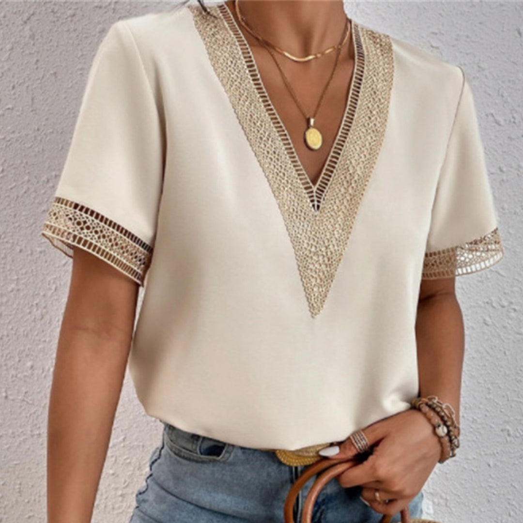 Elegantes Damen-Oberteil in Creme mit V-Ausschnitt und Spitzenverzierung. Perfekt für stilvolle Outfits. Hochwertige Mode, trendiges Design.