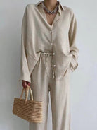 Damen Leinen-Set: Beige Bluse und weite Hose, ideal für Sommermode. Inklusive geflochtener Tasche, lässig und stilvoll.