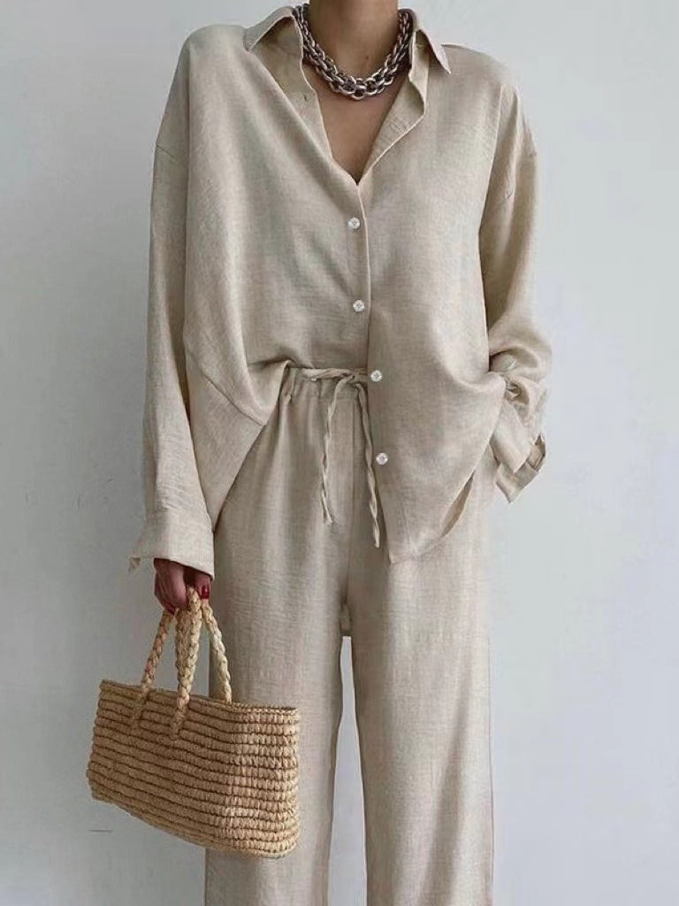 Damen Leinen-Set: Beige Bluse und weite Hose, ideal für Sommermode. Inklusive geflochtener Tasche, lässig und stilvoll.
