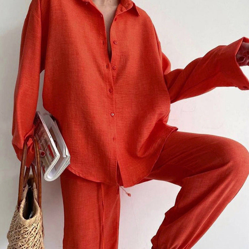 Rotes Leinen-Set mit Bluse und weiten Hosen, ideal für Sommermode. Bequem, stilvoll und perfekt für lässige Anlässe.