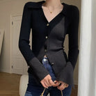Schwarzer, gerippter Cardigan mit langen Ärmeln und Knopfleiste, eleganter Vintage-Stil, ideal für modische Herbst- und Winteroutfits.