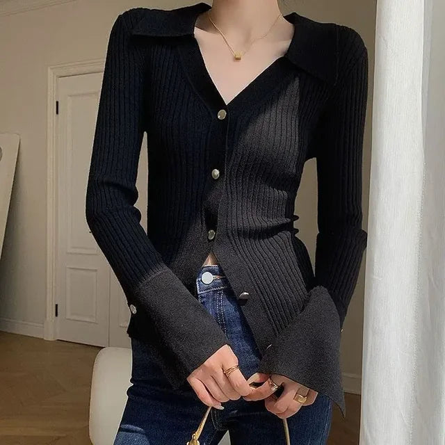 Schwarzer, gerippter Cardigan mit langen Ärmeln und Knopfleiste, eleganter Vintage-Stil, ideal für modische Herbst- und Winteroutfits.