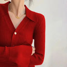 Roter Strick-Cardigan mit langen Ärmeln und großem Kragen, elegantes Design, ideal für Herbstmode. Damenmode, Vintage-Stil, Slim-Fit.