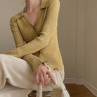 Damen-Cardigan in Beige, geripptes Design, lange Ärmel, eleganter Look. Perfekt für Herbstmode, stilvoll und vielseitig kombinierbar.