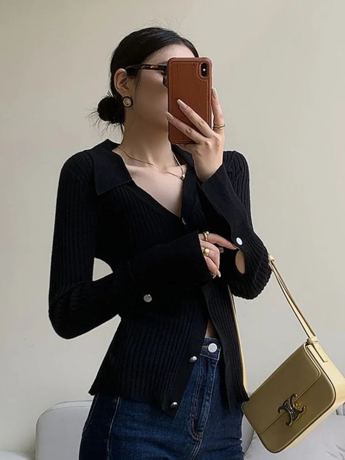 Damen-Cardigan in Schwarz, langärmelig, mit Knopfleiste und großem Kragen. Modischer Look, ideal für Herbstmode und elegante Outfits.