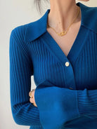 Eleganter blauer Strick-Cardigan mit langen Ärmeln und V-Ausschnitt, ideal für modische Herbst- und Winteroutfits. Hochwertige Damenmode.