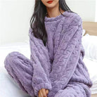 Flauschiger lila Damen-Pyjama aus Plüsch, ideal für gemütliche Nächte. Weiches Material, modisches Design, perfektes Geschenk für den Winter.