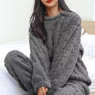 Damen Fleece-Pyjama-Set in Grau, kuschelig und warm, ideal für den Winter. Perfekt für gemütliche Abende zu Hause. Hochwertige Nachtwäsche.