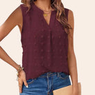 Ärmellose Damenbluse in Weinrot, elegant und lässig, ideal für Sommermode. Perfekt kombinierbar mit Jeans für einen stilvollen Look.