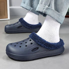 Dunkelblaue Clogs mit Fellfutter, ideal für Komfort und Stil. Perfekt für den Innen- und Außenbereich. Bequeme Schuhe für Herren und Damen.