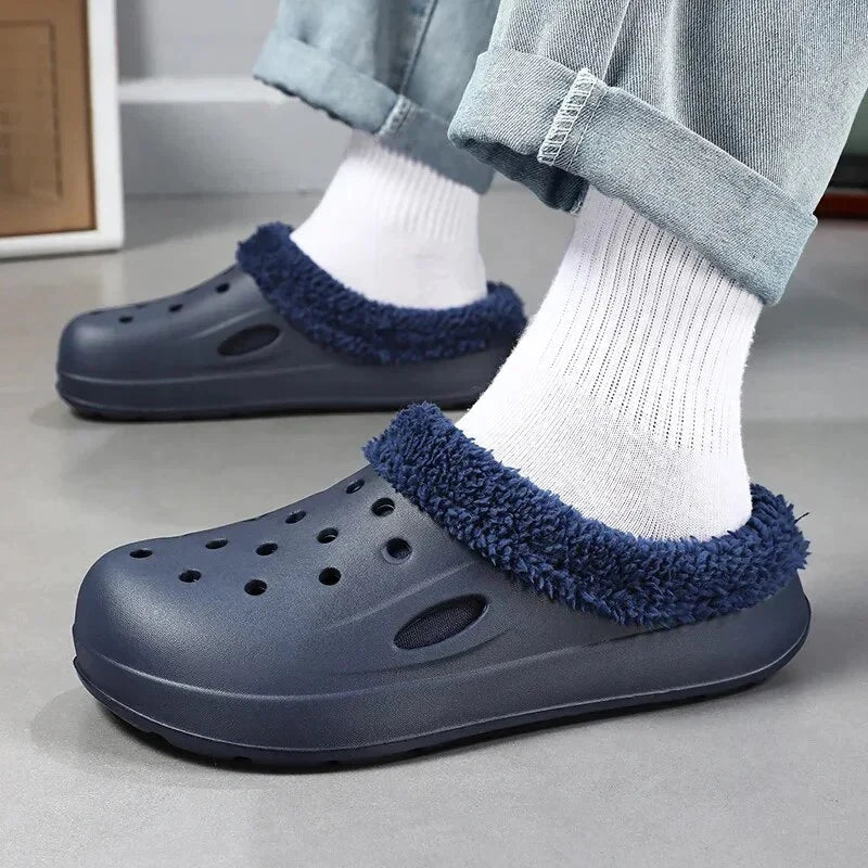 Dunkelblaue Clogs mit Fellfutter, ideal für Komfort und Stil. Perfekt für den Innen- und Außenbereich. Bequeme Schuhe für Herren und Damen.