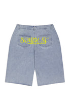 Hellblaue Jeansshorts mit gelbem "SOULIST"-Schriftzug auf den Gesäßtaschen. Modische Sommerbekleidung, ideal für Freizeit und Streetwear.