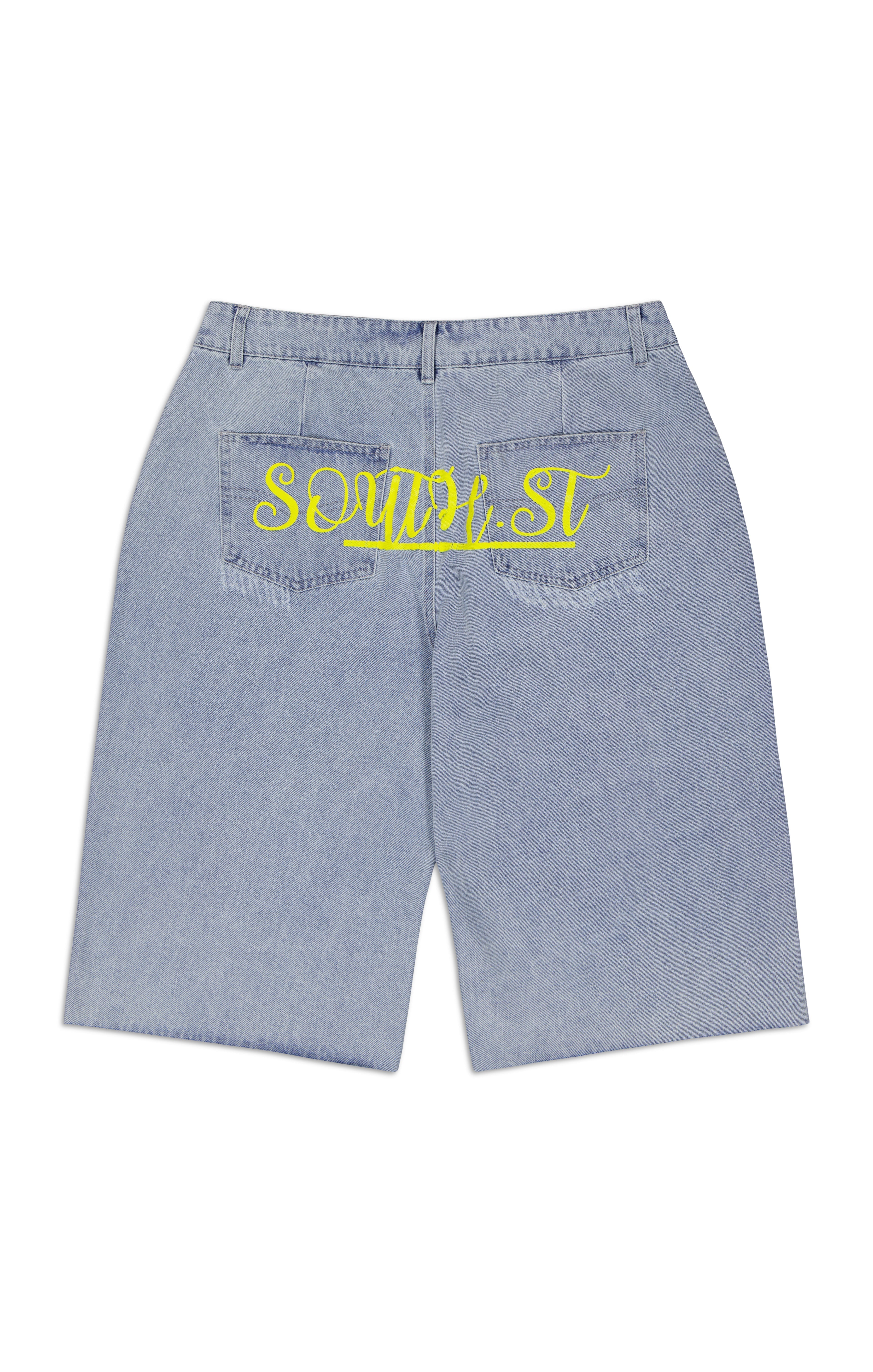 Hellblaue Jeansshorts mit gelbem "SOULIST"-Schriftzug auf den Gesäßtaschen. Modische Sommerbekleidung, ideal für Freizeit und Streetwear.
