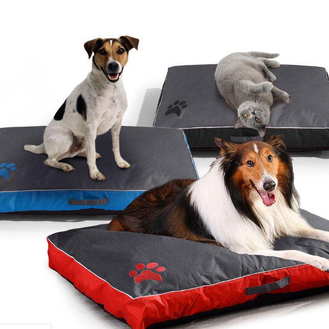 Wasserdichtes, abnehmbares Hundebett in Grau mit rotem Rand und Pfotenmotiv.
