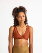 Frau in braunem Bikini-Top, Matona SS24, nachhaltige Bademode, Damenmode, Sommerkollektion.