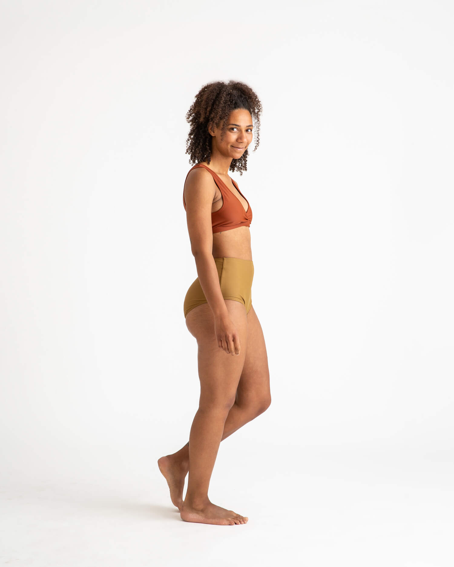 Frau in braunem Bikini-Oberteil und gelber Hose, Matona SS24, Studioaufnahme.