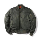 Grüne MA-1 Bomberjacke aus Nylon, ideal für Winter und Outdoor. Hochwertige, dicke Verarbeitung im amerikanischen Militärstil für Herren.