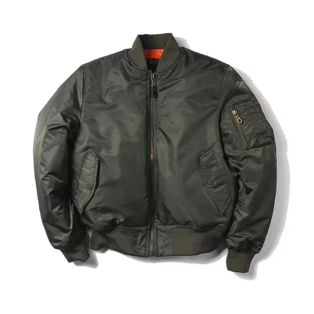 Grüne MA-1 Bomberjacke aus Nylon, ideal für Winter und Outdoor. Hochwertige, dicke Verarbeitung im amerikanischen Militärstil für Herren.