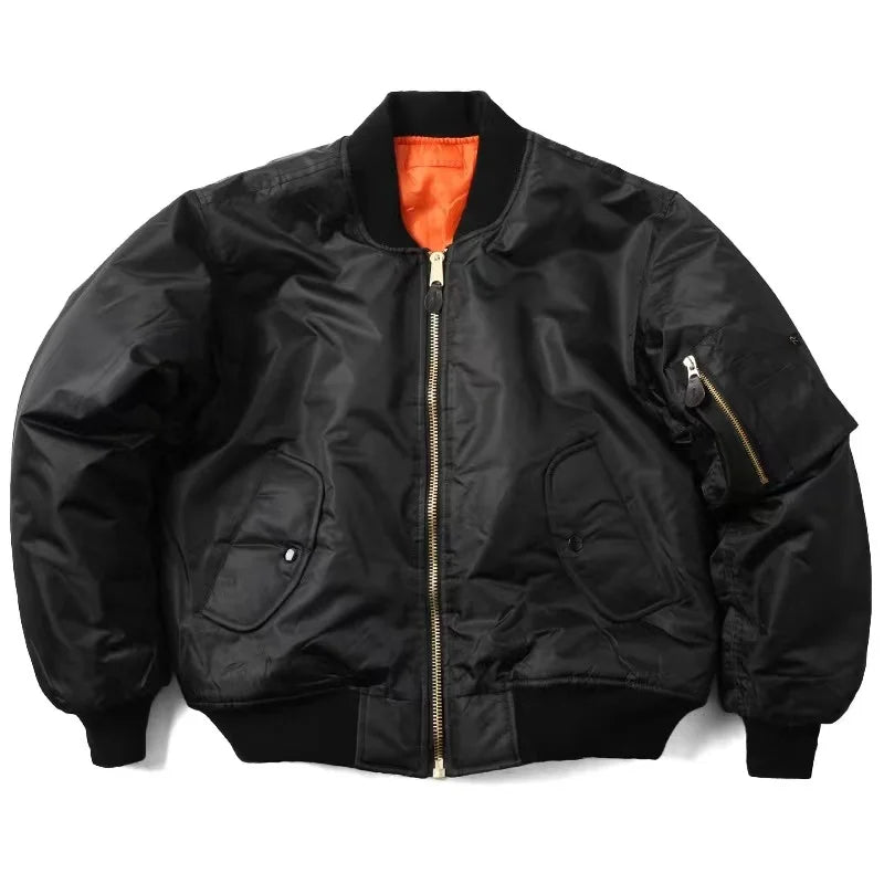 Schwarze MA-1 Bomberjacke aus Nylon, ideal für Winter und Outdoor. Hochwertige, dicke Verarbeitung im amerikanischen Militärstil.