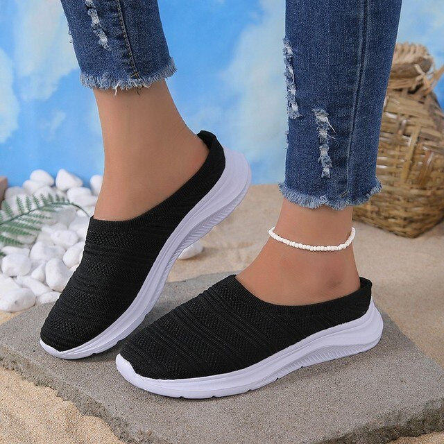 Damen Slip-On Sneaker, schwarz, Mesh, flach, orthopädisch, bequem, für Freizeit und Spaziergänge.