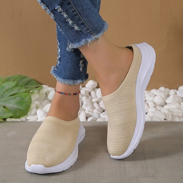 Beige Damen Mesh-Slipper, flach, rutschfest, bequem, ideal für Freizeit und Spaziergänge.