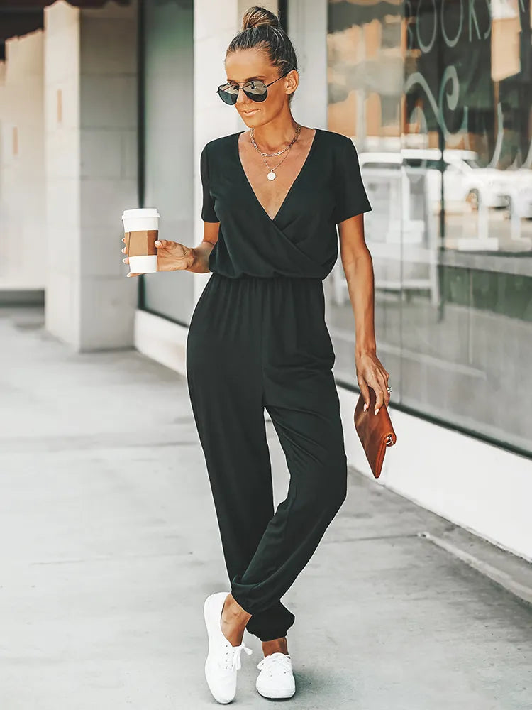 Damen Jumpsuit mit V-Ausschnitt, kurzen Ärmeln und langer Joggerhose. Perfekt für Sommer 2023, casual und stilvoll. Ideal für Freizeitmode.