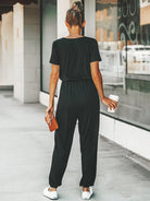 Damen Jumpsuit mit V-Ausschnitt, kurzen Ärmeln und langen Hosen. Perfekt für den Sommer 2023. Casual Look, ideal für Freizeit und Alltag.