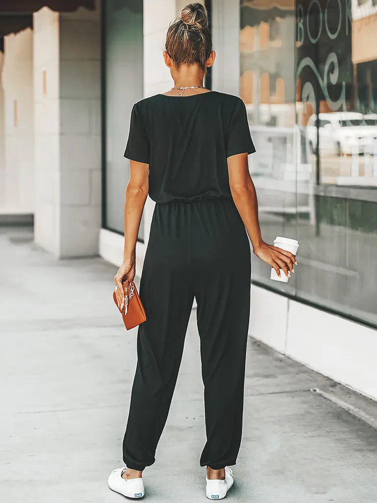 Damen Jumpsuit mit V-Ausschnitt, kurzen Ärmeln und langen Hosen. Perfekt für den Sommer 2023. Casual Look, ideal für Freizeit und Alltag.