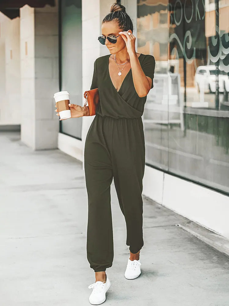 Damen Jumpsuit mit V-Ausschnitt, kurzen Ärmeln und langen Hosen. Perfekt für den Sommer 2023. Casual, stilvoll und bequem.